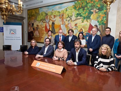 De izquierda a derecha, de abajo a arriba: Esther Algarra, secretaria general de la Universidad Alicante; Aurelio López-Tarruella, director de la cátedra; Amparo Navarro, rectora de la Universidad de Alicante; Jose Luis Zimmermann, head of public policy Spain & Portugal de Meta; Susana Navas Navarro, catedrática de Derecho Civil de la Universidad de Barcelona; Juan Antonio Moreno, catedrático de Derecho Civil de la Universidad de Alicante; Manuel Desantes Real, presidente del comité científico y catedrático de Derecho Internacional de la Universidad de Alicante; Paul P. Polanski, profesor de Derecho de la Universidad Kozminiski de Polonia; Idoia Salazar, presidenta de ODISEIA (Observatorio del Impacto Social y Ético de la Inteligencia Artificial); Luis Ignacio Vicente, consejero estratégico de Pons IP; Julián López Richart, profesor Derecho Civil Universidad de Alicante; y Teresa Rodríguez de Las Heras, profesora titular de Derecho Mercantil Universidad de Alicante