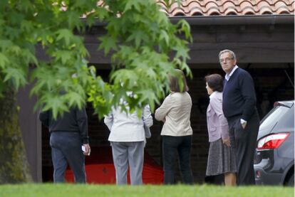 Familiares de Severiano Ballesteros llegan a la casa del golfista tras conocer la noticia de su fallecimiento.