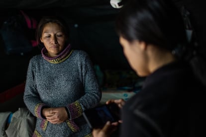 De izquierda a derecha, Ilaria Aimé Gutiérrez y Ana Luz Ramos, madre y hermana de Christopher Ramos, un joven que fue asesinado en las protestas en Ayacucho (Perú).