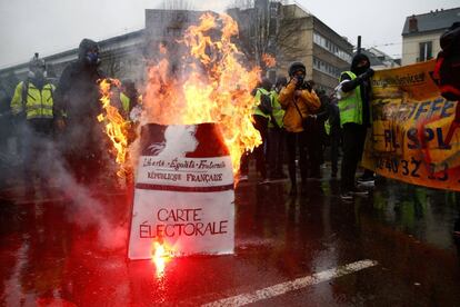 Hasta el momento se han practicado un centenar de detenciones en París y, hasta el mediodía, se han constatado 230 acciones de protesta en todo el país, con una participación de unas 33.500 personas, frente a las 77.000 la semana pasada hacia las tres de la tarde del pasado sábado. En la imagen, manifestantes queman una papeleta electoral durante las protestas en Nantes.