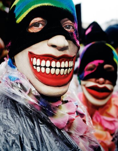 Máscaras de carnaval en el 'sambódromo' de Río. Aquí se dan cita las 12 mejores escuelas de samba de Brasil. Es el carnaval oficial, para uso de la televisión. Por las calles transcurre el otro, el del alcohol y el desenfreno.