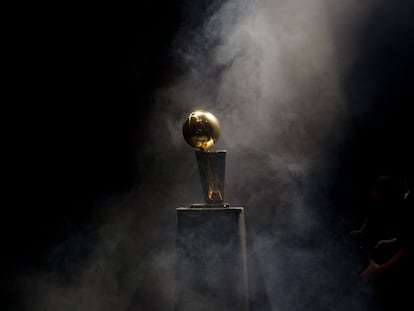 El trofeo Larry O'Brien, título que corona al campeón de la NBA cada año.