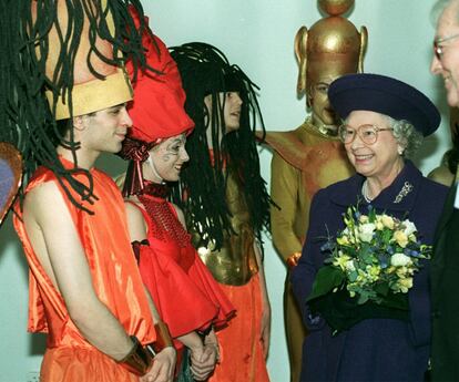 La reina ISabel II de Inglaterra, charla con alguno de los artistas de la obra 
"Symphony 21" (Sinfonía 21), montaje teatral con música y danza, reprensentado en el instituto Commonwealth de Londres, el 24 de febrero de 1999