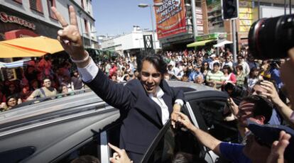El candidato independiente Marco Enríquez-Ominami saluda a simpatizantes en Santiago, el pasado martes.