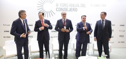 Participantes en el Foro del Consejero: de izquierda a derecha, Francisco Reinés (Abertis), Antonio Huertas (Mapfre), Javier Ayuso (EL PAÍS) Antonio Llardén (Enagás) y José Sevilla (Bankia).