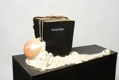 <i>Pense-Bête (Recordatorio)</i> (1964), de Marcelo Broodthaers, pieza incluida en la exposición sobre el archivo <i>Atlas, ¿cómo llevar el mundo a cuestas?,</i> en el Museo Reina Sofía.