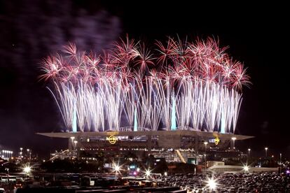 Fuegos artificiales iluminaron el Hard Rock Stadium en Miami durante el medio tiempo de la Super Bowl LIV.