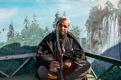Mohibullah Akhundzada, jefe de la radiotelevisión provincial, que protagonizó un incidente con la autora de este reportaje, posa con su fusil.
