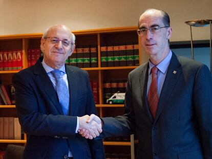 El fiscal jefe de Galicia con el consejero gallego de Sanidad, durante la firma de un convenio.