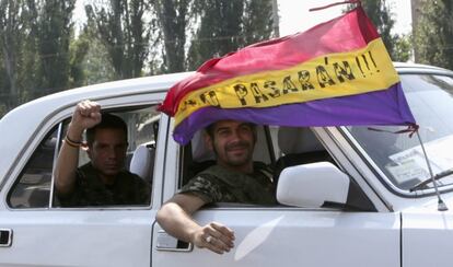 Ángel (l) and Rafa pictured in Donetsk flying a Republican flag.