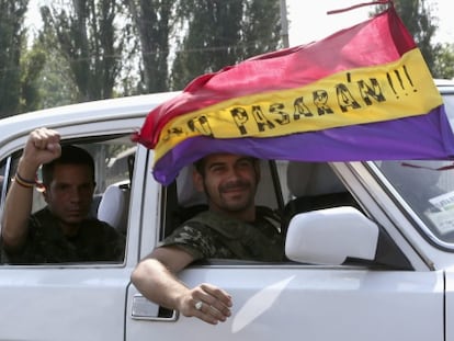Ángel (l) and Rafa pictured in Donetsk flying a Republican flag.