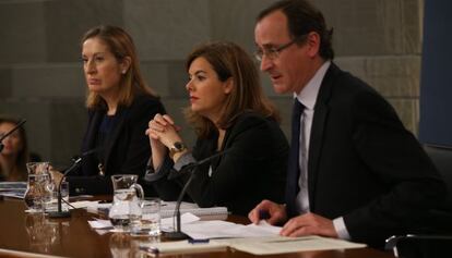 Alfonso Alonso en la rueda de prensa posterior al Consejo de Ministros junto a Soraya Saenz de Santamaria y Ana Pastor. 