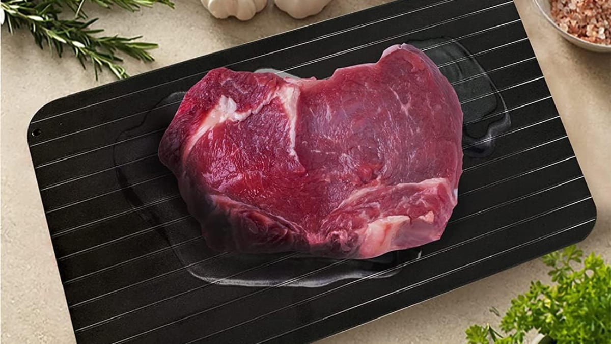 Bandeja para descongelar con un diseño rectangular y de esquinas redondeadas.