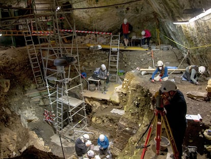 Panorámica del yacimiento de El Portalón de Cueva Mayor, en la sierra de Atapuerca, del que se han recuperado cerámicas con restos de grasas lácteas y, del mismo tiempo, huesos de humanos intolerantes a la lactosa.