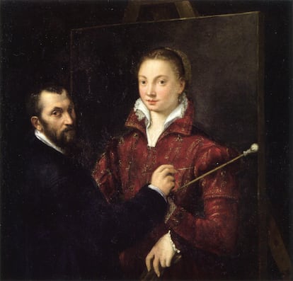 'Autorretrato con Bernardo Campi' (1559), de SOFONISBA ANGUISSOLA (1525-1625). Según cuenta Katy Hessel en su libro 'Historia del arte sin hombres', el padre de la italiana Sofonisba Anguissola decidió saltarse las normas sociales y enviarla como aprendiz al taller de un pintor local. Ocupó el puesto más prestigioso en la Corte española y fue admirada por Miguel Ángel. En este cuadro, nuestra mirada se encuentra con Bernardino Campi, uno de sus primeros maestros. Parece que es él quien controla la imagen de Sofonisba y quien controla el pincel, pero si lo observamos con detenimiento vemos que es ella quien domina toda la composición. Ocupa el doble de espacio que su maestro, y lo representa pintando el adorno de su chaqueta (una tarea que a menudo se asigna a un aprendiz). Y si nos fijamos bien, en realidad, es la mano de Anguissola la que guía el pincel de su maestro por el lienzo. Una obra ingeniosa que evita las convenciones del género.