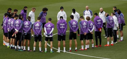 Jogadores e corpo técnico do Real Madrid fazem um minuto de silêncio em memória das vítimas do acidente de avião ocorrido em Medellín, envolvendo a equipe da Chapecoense.