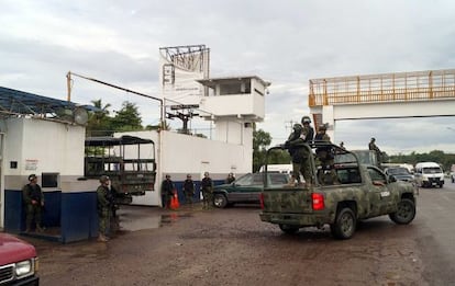 Militares mexicanos durante a tomada do controle da vigilância do porto de Lázaro Cárdenas na segunda-feira 04 de novembro.