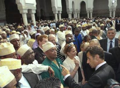 Sarkozy llega a una mezquita de París para asistir a una ceremonia en honor de las víctimas de un accidente aéreo en julio pasado.