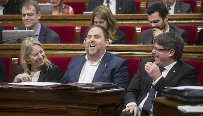 Neus Munté, Oriol Junqueras y Artur Mas ríen en el Parlament.