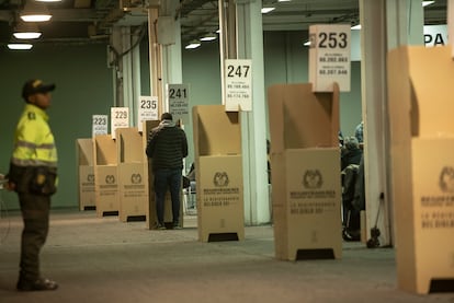 La primera vuelta de las elecciones presidenciales calibrará el impulso del hartazgo que lleva años amenazando el statu quo colombiano y que tuvo su mayor expresión en las multitudinarias protestas que el año pasado sacaron a miles de personas a las calles de todo el país. 