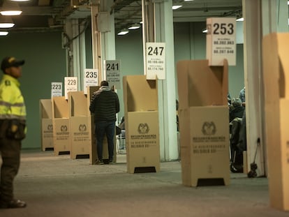 Una persona vota en Corferias, en Bogotá, el 29 de mayo de 2022.