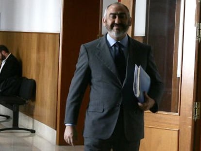 Manuel Rodr&iacute;guez de Castro, a su llegada a los juzgados de C&aacute;diz.
