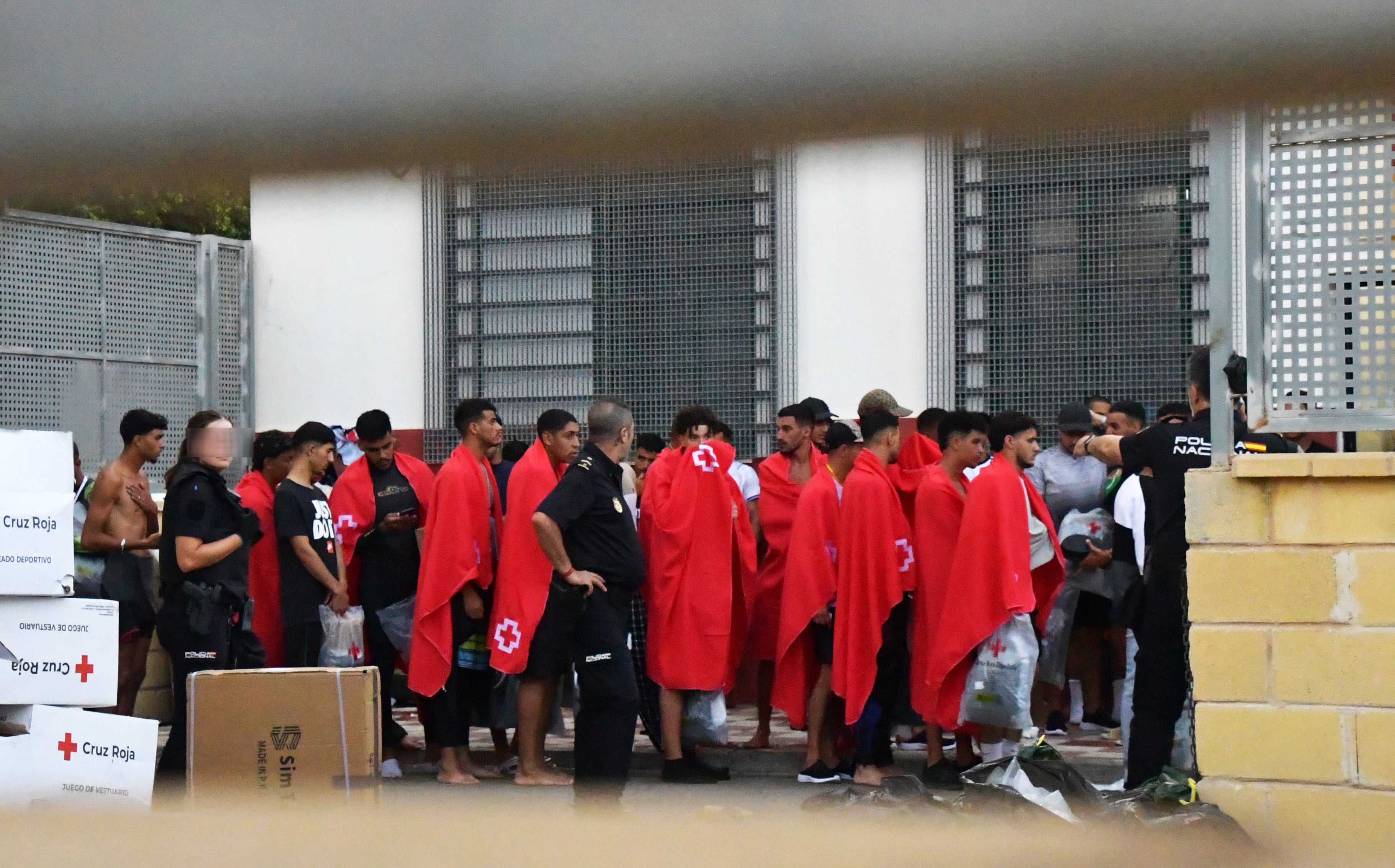 Ceuta pide al Gobierno la “emergencia nacional” y “mando único” tras otra noche de llegadas masivas de inmigrantes a nado