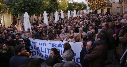 Vecinos de Jerez, durante la manifestación para exigir trato igualitario para Pedro Pacheco.