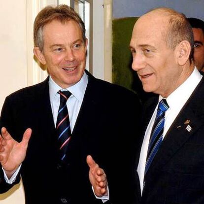 El primer ministro británico, Tony Blair, junto a su homólogo israelí, Ehud Olmert, ayer en Jerusalén.
