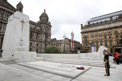 El príncipe Carlos, frente al Cenotafio en Glasgow, Escocia