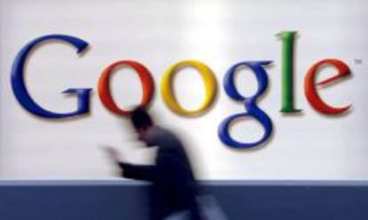 Un hombre pasando por delante de un logo de Google en Frankfurt, Alemania.