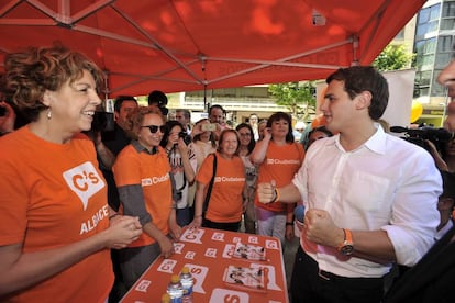 El candidato de Ciudadanos a la Presidencia del Gobierno, Albert Rivera, en un estand de su partido durante la visita que ha realizado hoy a Albacete tras el inicio anoche, de la campaña electoral.