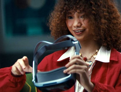 Chica utilizando las gafas de realidad mixta vivo Vision Discovery Edition