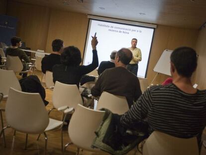 Curso de formación de habilidades para encontrar empleo en la biblioteca Francesc Candel.