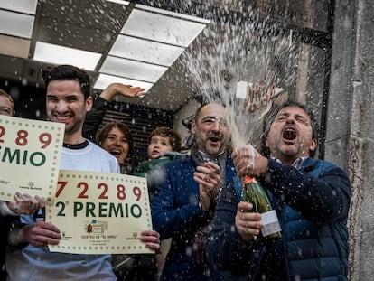 Celebración en la administración "El Elefante" de la calle Arenal de Madrid después de que se supiera que este establecimiento ha vendido parte del segundo premio de la lotería de "El Niño", este viernes.  EFE/ Fernando Villar