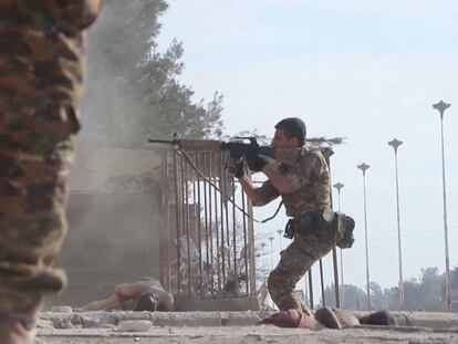 Despliegue de fuerzas kurdas contra el ISIS, el sábado en la cárcel de Hasaka (Siria).