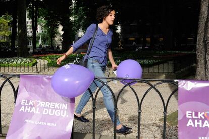Unidos Podemos fue la primera fuerza en número de votos en diciembre pasado, aunque el PNV le superó en escaños. Las encuestas le otorgan ahora la primera posición también en número de diputados, con un total de siete. Nagua Alba, en la imagen con unos globos morados, es la cabeza de lista por Gipuzkoa.