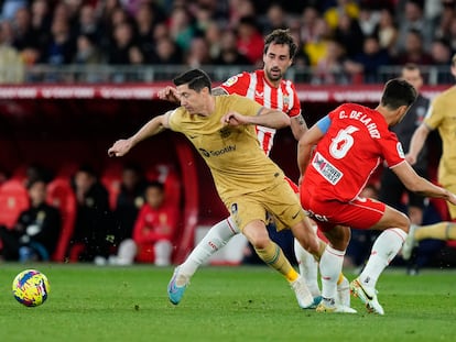 Lewandowski, entre Eguaras y De la Hoz durante el partido contra el Almería.