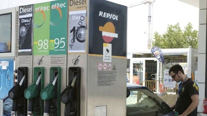 Un Joven pone hoy gasolina a su coche en una gasolinera.