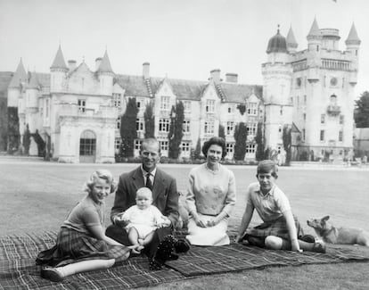 La reina Isabel II, junto a su marido, el duque de Edimburgo, y sus hijos, Carlos, Ana, y Andrés, en los jardines del Palacio de Balmoral, el 8 de septiembre de 1960.