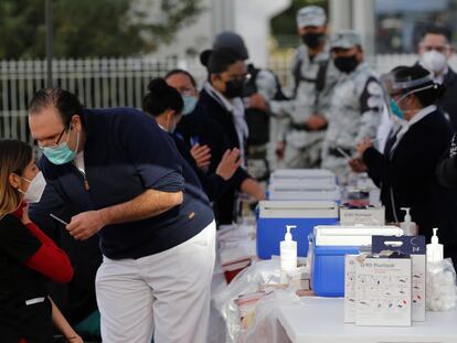 Personal de salud recibe la dosis de la vacuna contra la covid-19, en Guadalajara, Méxic.