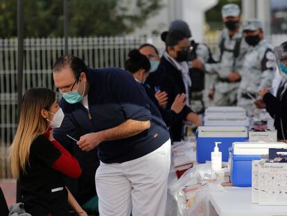 Personal sanitario recibe la vacuna en Guadalajara.
