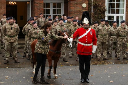 En su acto en solitario (Guillermo de Inglaterra actualmente está de viaje oficial en Singapur) también ha entregado medallas a algunos hombres y mujeres del regimiento, así como ha conocido a su mascota, ‘Trooper Longface Emrys Jones’, un poni al que ha promocionado de rango.