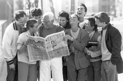 PIONERO EN LA MODA ACCESIBLE. Cuando el diseñador creó Emporio Armani en 1981 muchas firmas de lujo se llevaron las manos a la cabeza: fue la primera línea de precio asequible destinada a un público más joven al que la moda acostumbraba. “Para mí, lo más importante es que la gente lleve mi ropa. No diseño para la pasarela o las revistas”, dijo el diseñador entonces. Hoy la enseña del águila, es decir, Emporio, es para muchos el símbolo de Armani al completo. Y muchos de esos diseñadores que se escandalizaron cuando Giorgio bajó a la moda de su pedestal terminaron creando segundas líneas asequibles a su imagen y semejanza. En la imagen podemos verle con varios modelos de su firma leyendo 'USA Today'.