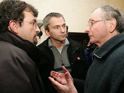 El monje Agirre, a la derecha, ayer, con los radicales <i>abertzales</i> Joseba Permach y Juan José Petrikorena.