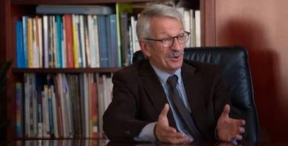 Alejandro Tiana, en su despacho de la UNED.