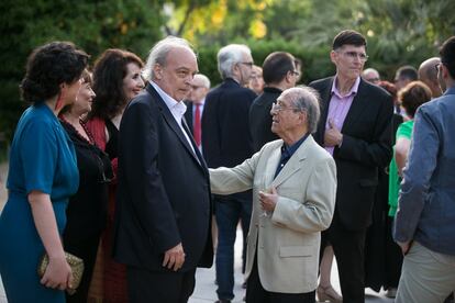 El escritor Enrique Vila-Matas (i) durante el acto de celebración del 50 aniversario de Tusquets Editores.