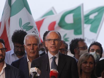 El líder del Partido Democrático (PD), Enrico Letta, se dirige a los medios de comunicación, este lunes en Siena, Italia.