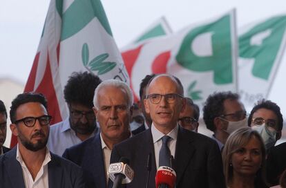 El líder del Partido Democrático (PD), Enrico Letta, se dirige a los medios de comunicación, este lunes en Siena, Italia.