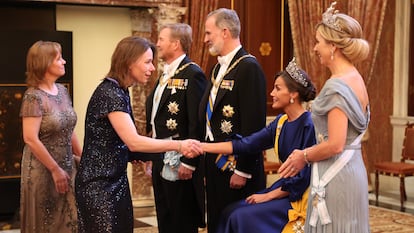 La reina de España, Letizia, saluda a invitados a la cena de Estado por la visita de los monarcas españoles a los Países Bajos, flanqueada por su esposo el Rey y los reyes de los Países Bajos. La reina está sentada por una infección en el pie.
